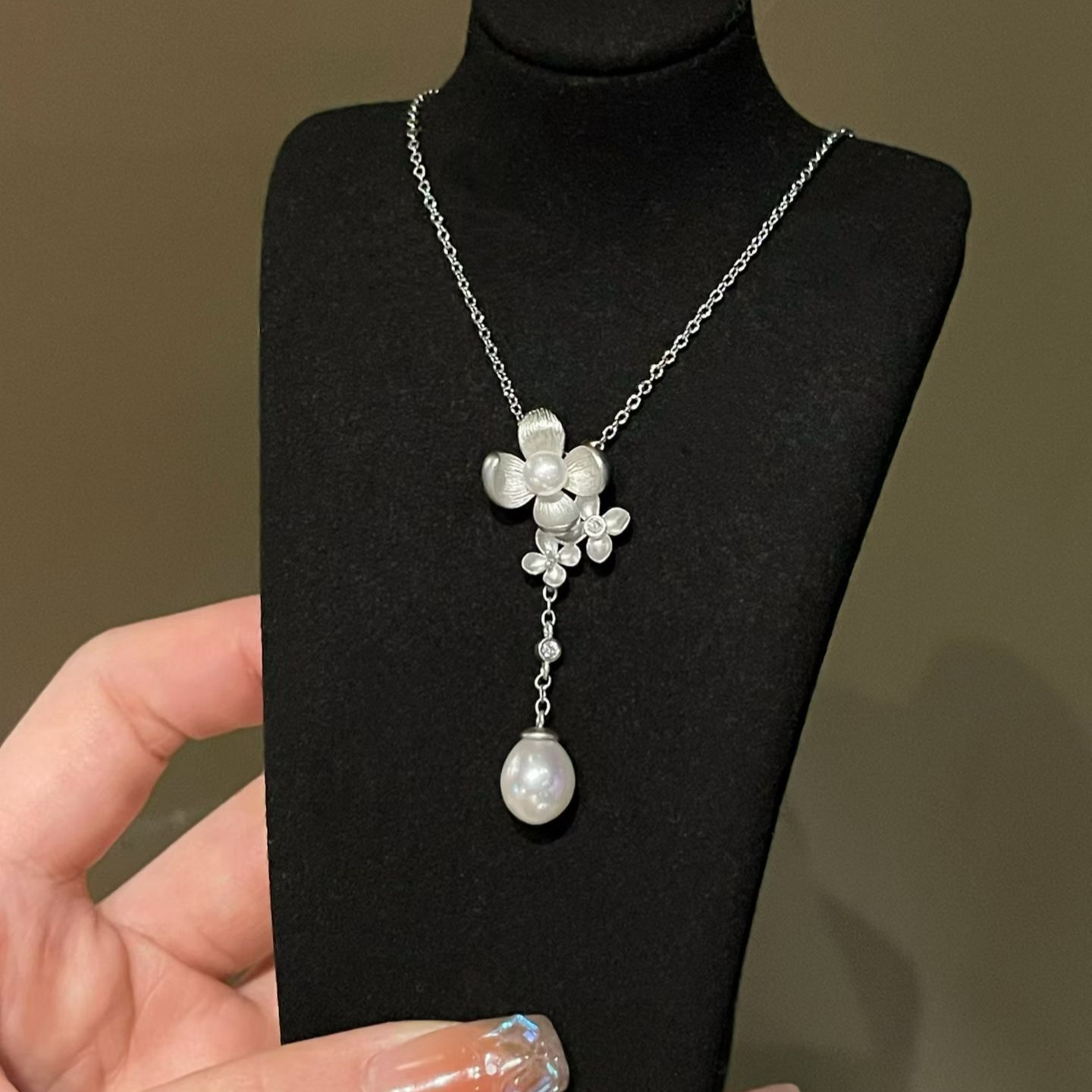 "Silver Frost Floral" Pearl Drop Jewelry Set (Earrings & Necklace)